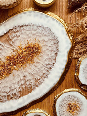 Weißes Resin Tablett und 4 Untersetzer mit goldenen Details im handgemachten Achat Design