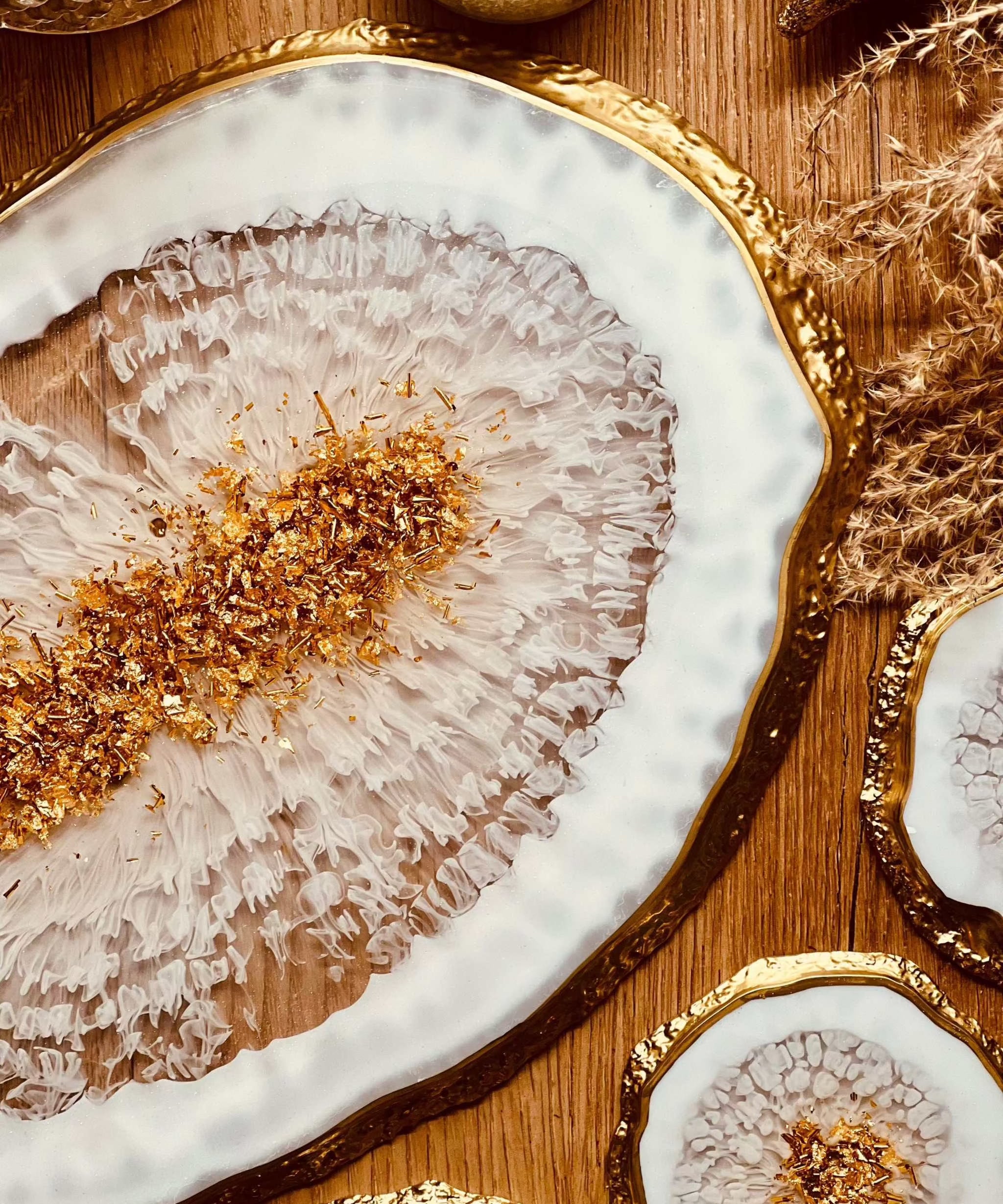 Weißes Resin Tablett und 4 Untersetzer mit goldenen Details im handgemachten Achat Design