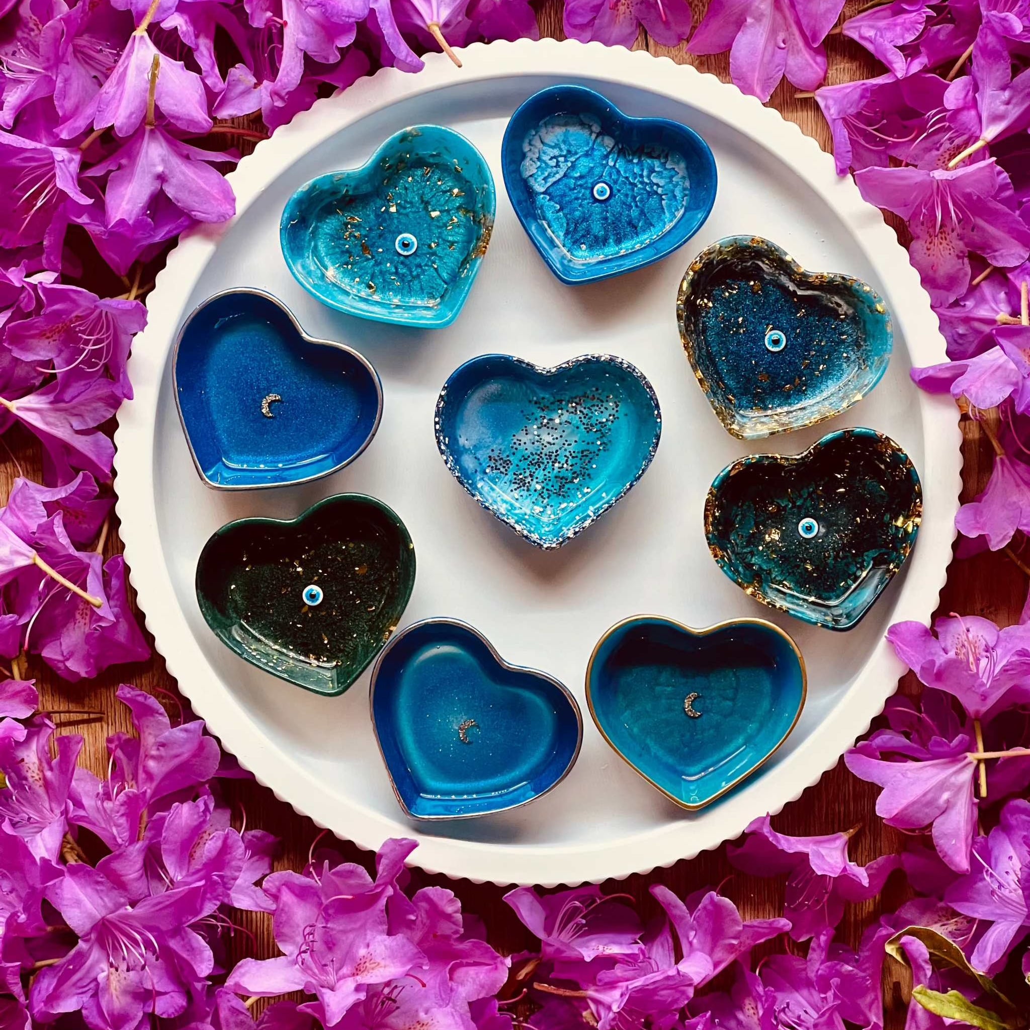 Jewelry bowls made of resin in different colors with silver