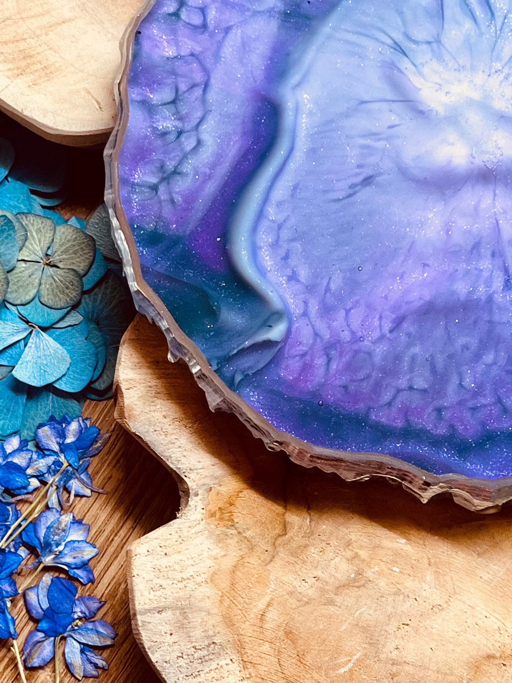 Tablett aus Resin mit lilafarbenem Silk Look und silbernen Details handgemacht und einzigartig