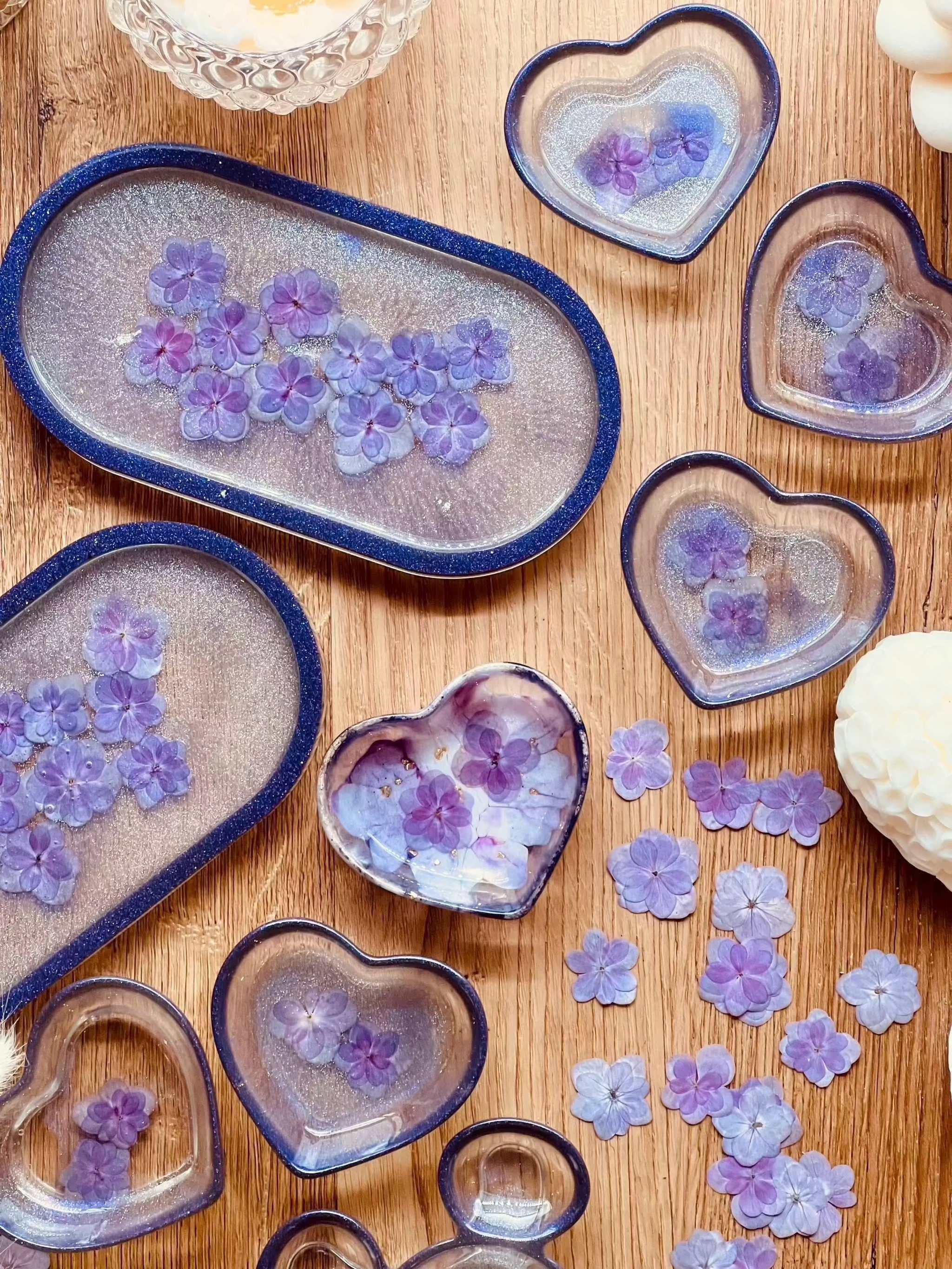 Perfekt für Resin Art – diese getrockneten Blumen lassen sich ideal in Epoxidharz einarbeiten und verleihen Schmuck oder Tabletts eine besondere Note.
