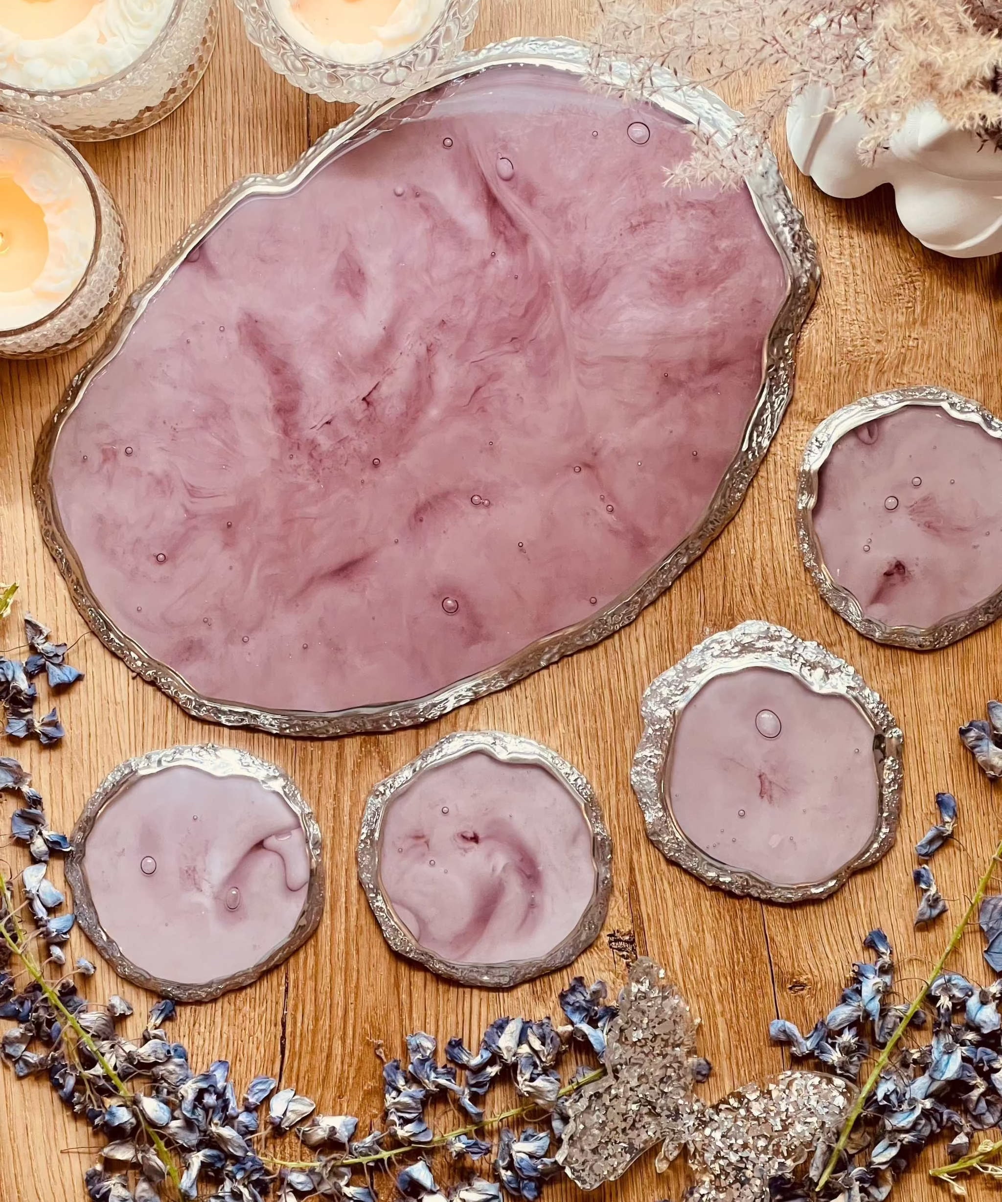 Tablett und 4 Untersetzer aus Resin in Pflaume mit silbernem Silk Design auf Holztisch dekoriert