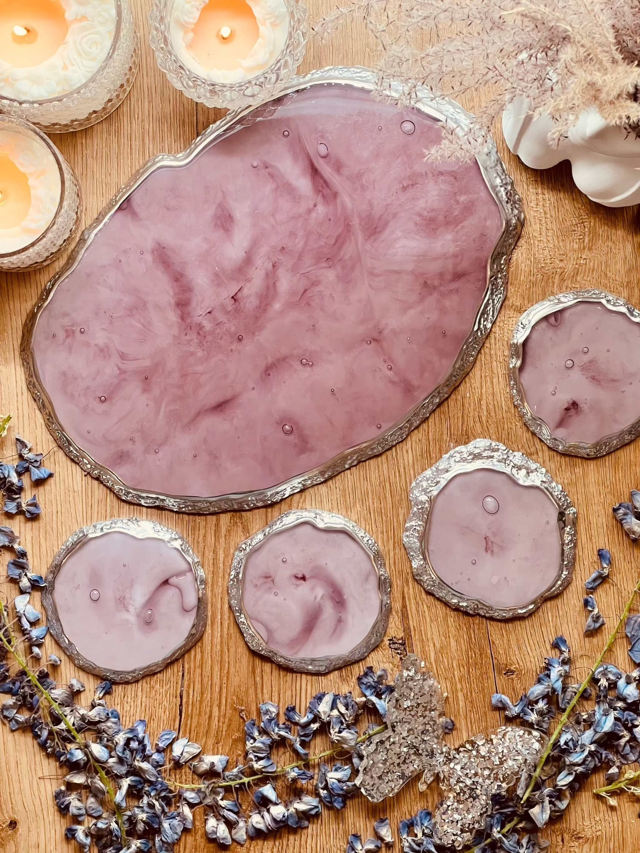 Tablett und 4 Untersetzer aus Resin in Pflaume mit silbernem Silk Design auf Holztisch dekoriert