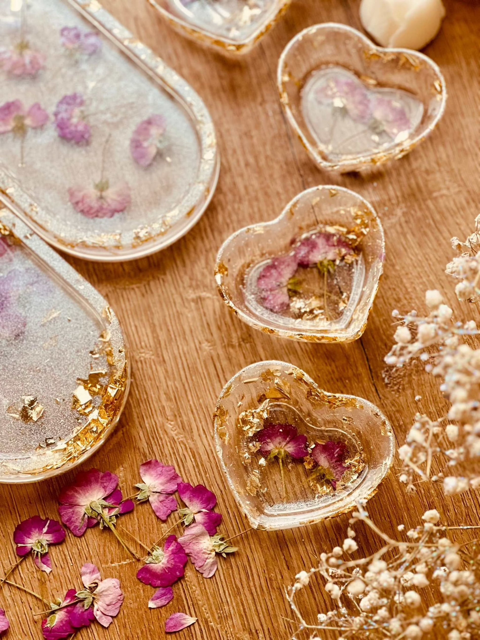Kreative Dekoration mit echten Blumen – nutze diese handgepressten Rosen für Bastelprojekte, Tischdekorationen oder kunstvolle Collagen.
