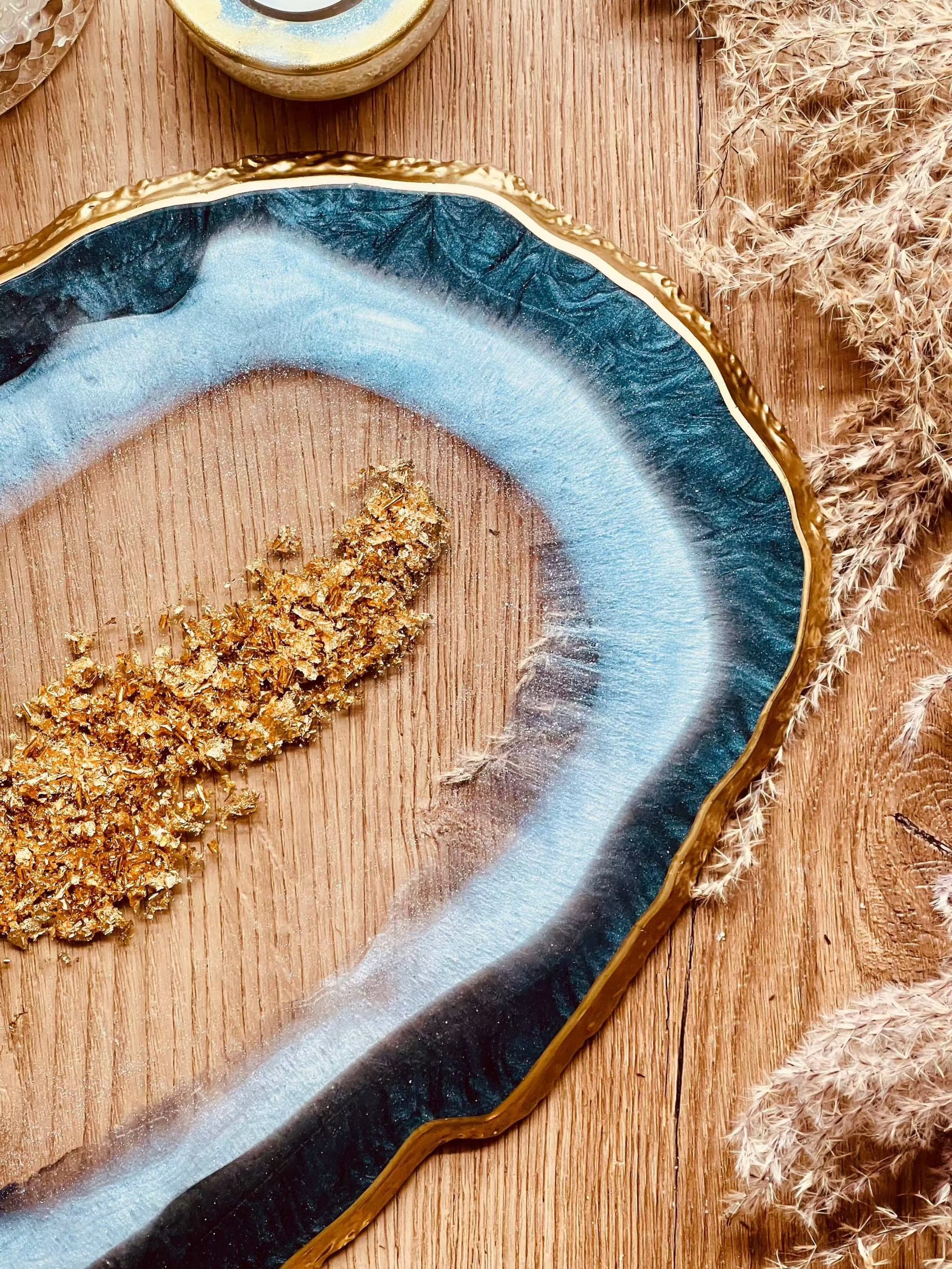 Handgemachtes schwarzes Resin Tablett und 2 Untersetzer mit goldenen Details im Achat Design auf Holztisch