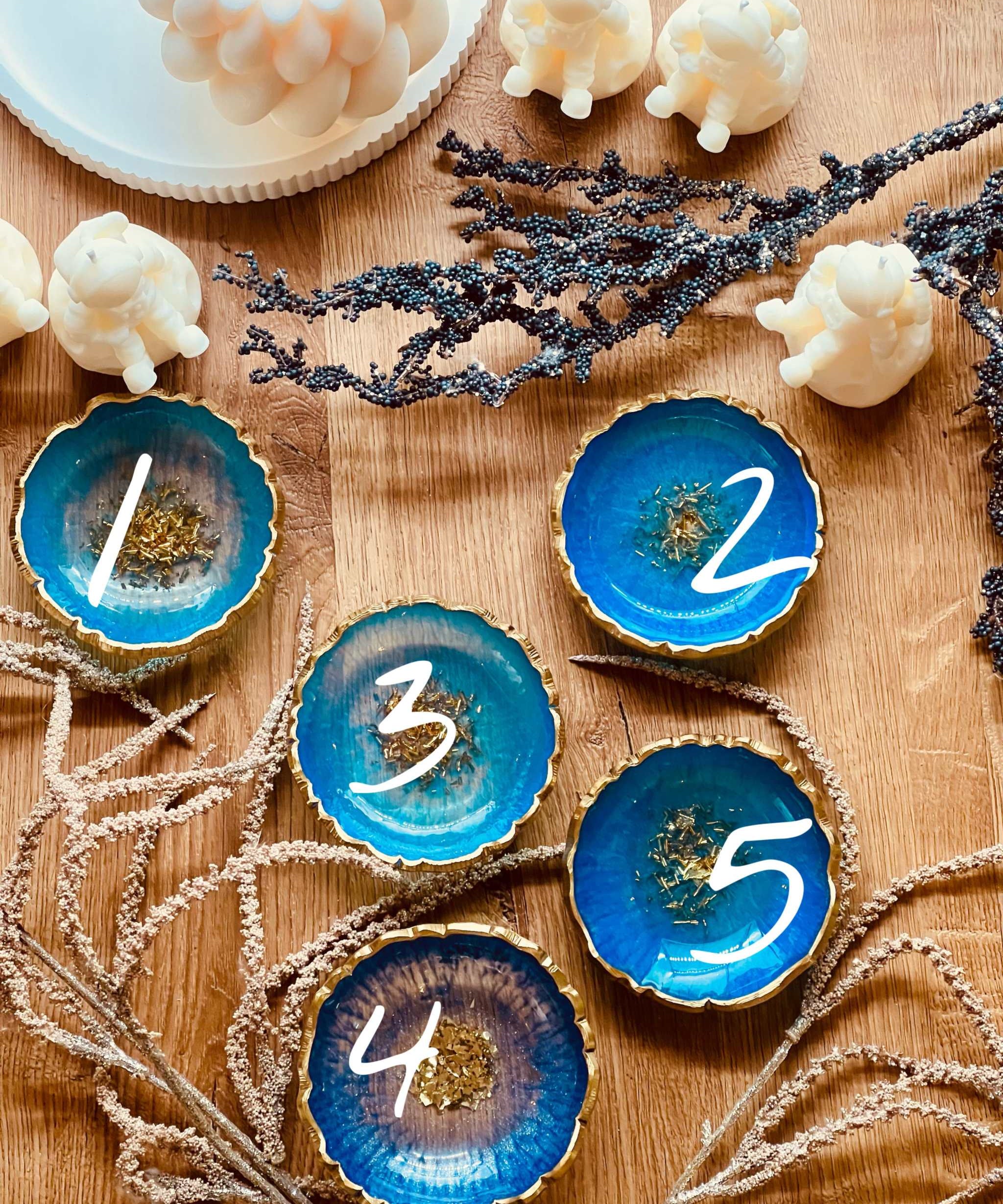 Handgemachte Schmuckschalen aus Resin in Blau und Türkis mit goldenen Details auf Holztisch dekoriert