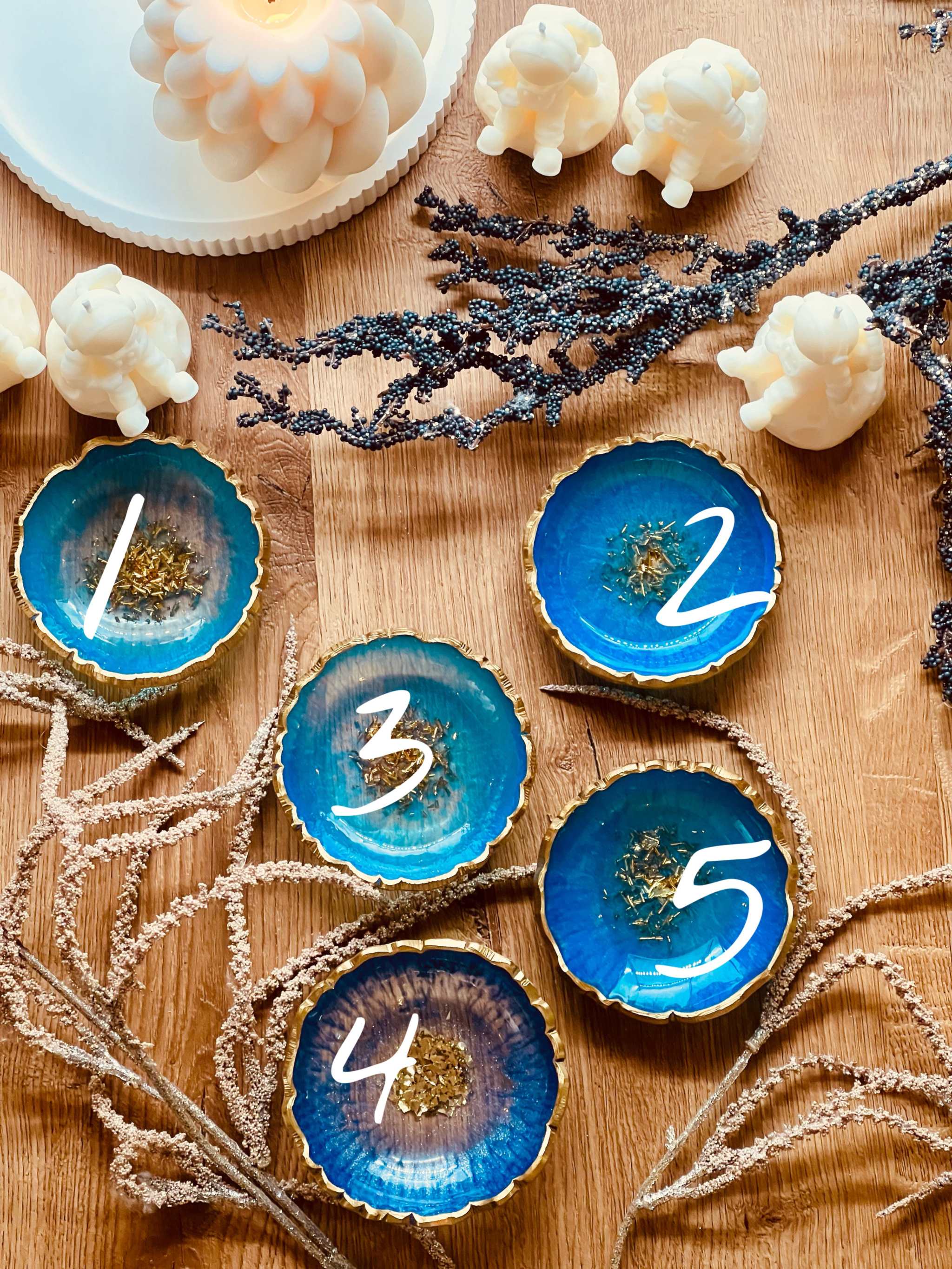 Handgemachte Schmuckschalen aus Resin in Blau und Türkis mit goldenen Details auf Holztisch dekoriert