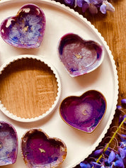 Handgemachte lila Schmuckschalen aus Resin mit goldenen Details in Herzform als Dekoration und Geschenk