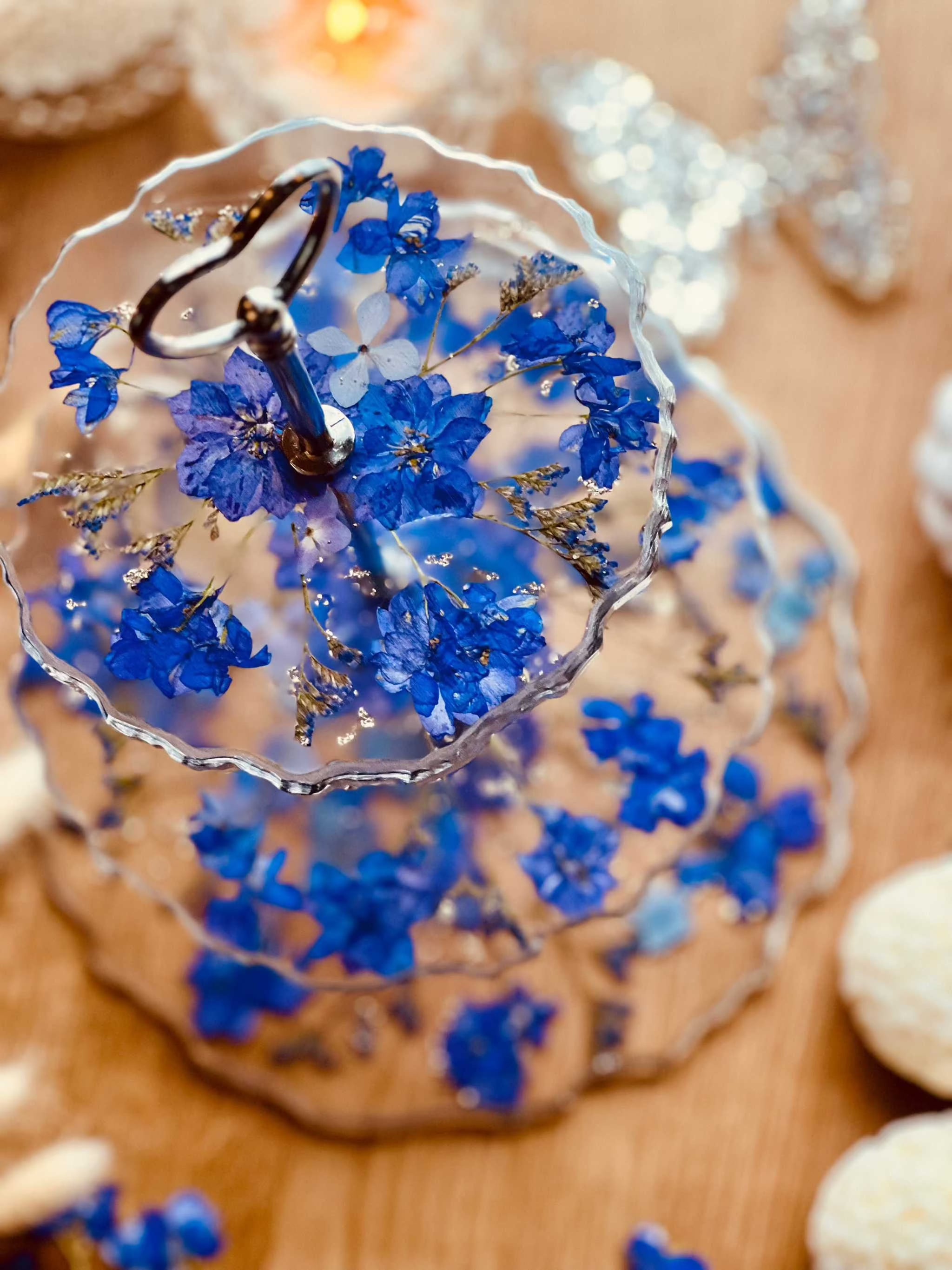 Hier wurden die Blumen für eine Resin Etagere verwendet. Naturgetreue, selbstgetrocknete Blumen und Blüten, ideal für Resin Art und Bastelprojekte. Diese sorgfältig getrockneten Blüten in authentischen Farben sind geeignet für kreative Kunstwerke.
