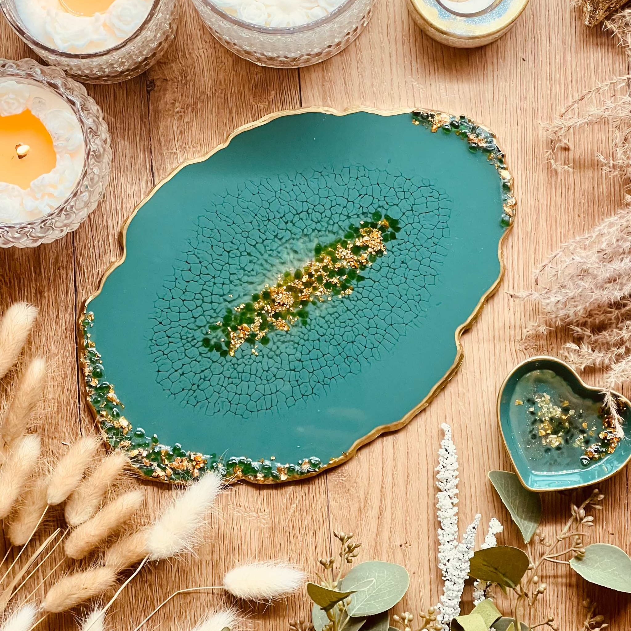 Tablett aus Resin in grün mit goldenen Details und Dekosteinen