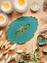 Tablett aus Resin in grün mit goldenen Details und Dekosteinen