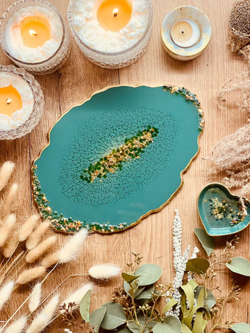 Tablett aus Resin in grün mit goldenen Details und Dekosteinen