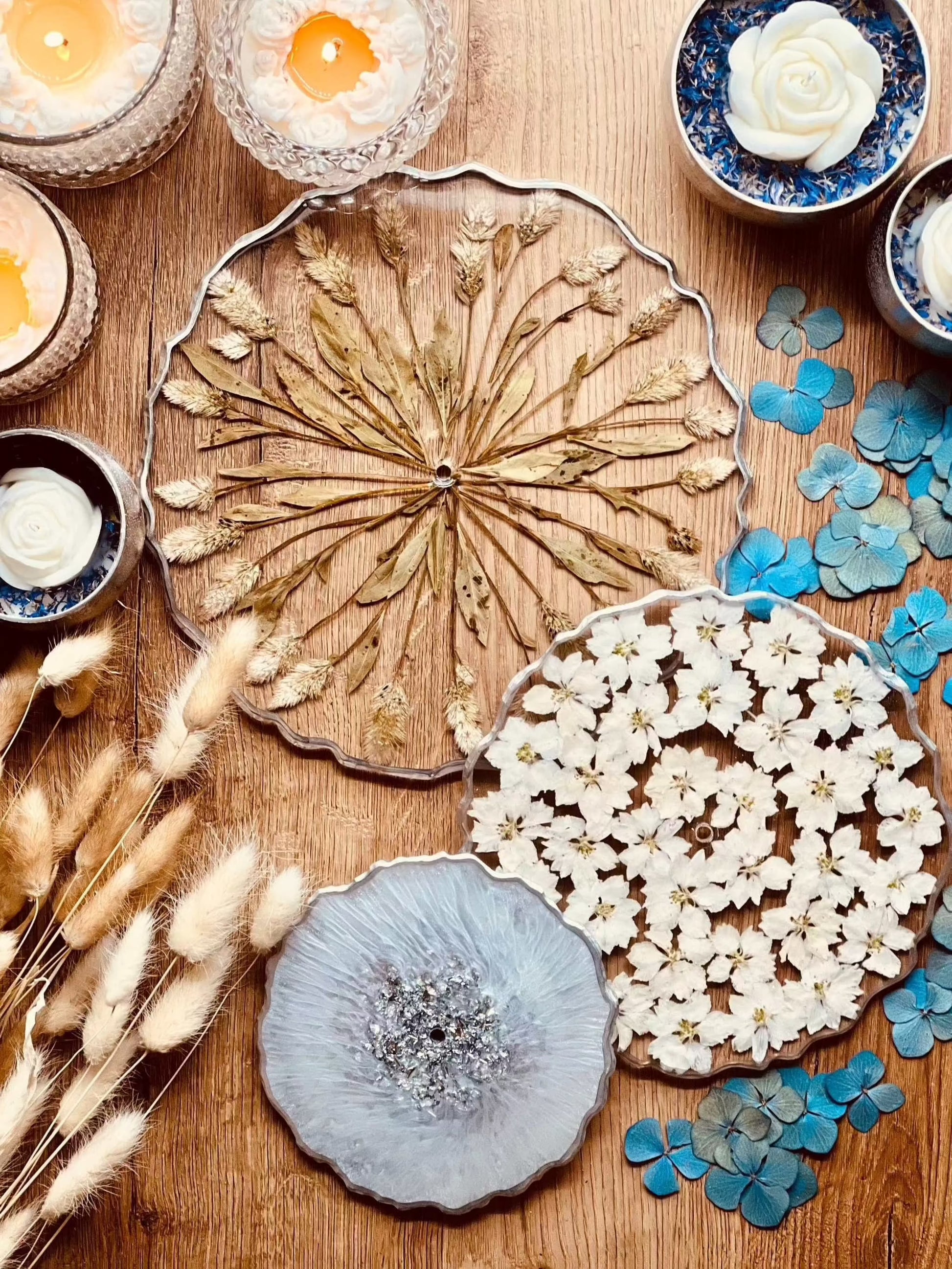 Hier wurden die Blumen für eine Resin Etagere verwendet. Naturgetreue, selbstgetrocknete Blumen und Blüten, ideal für Resin Art und Bastelprojekte. Diese sorgfältig getrockneten Blüten in authentischen Farben sind geeignet für kreative Kunstwerke.