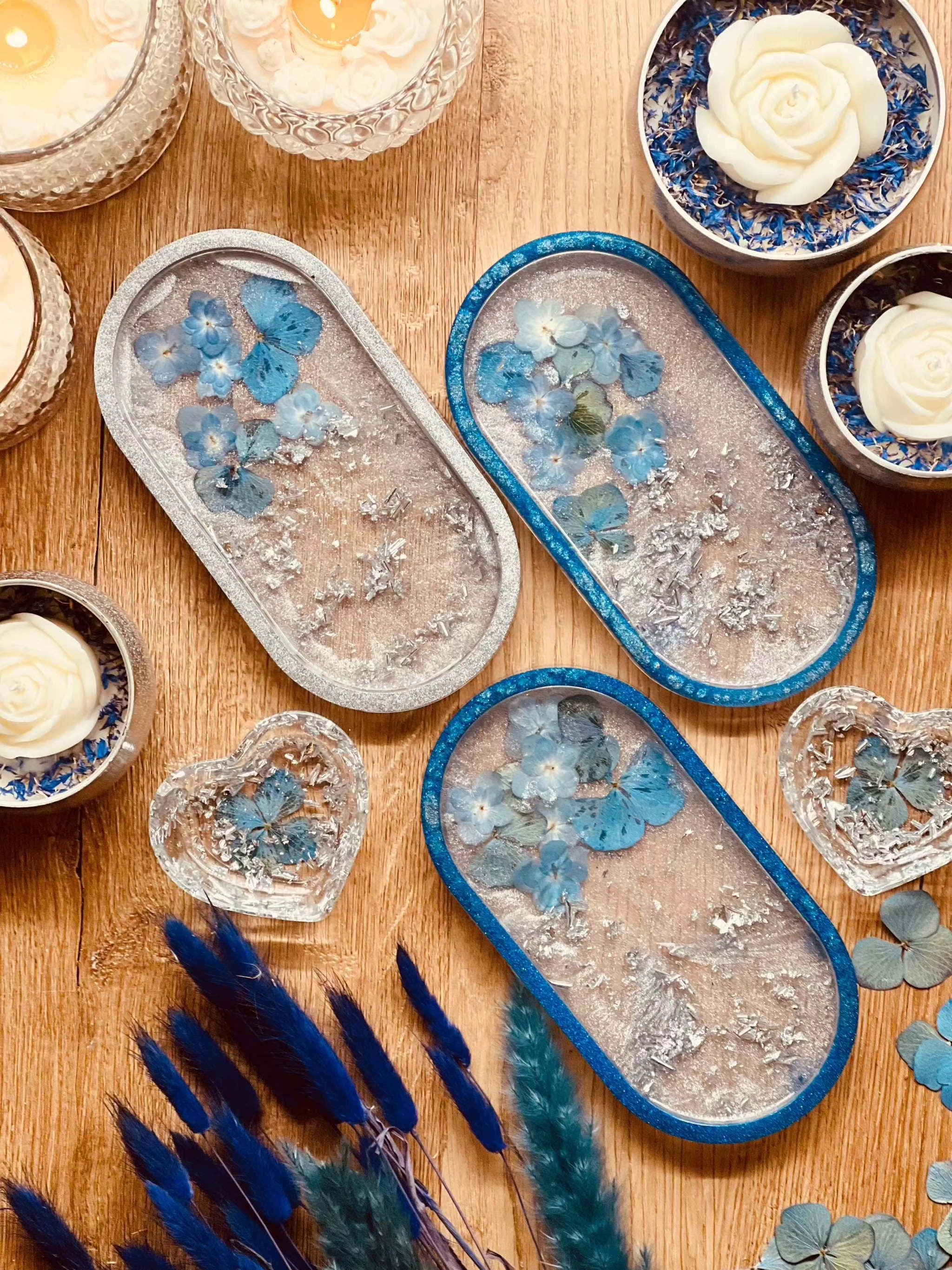 Kreative Dekoration mit echten Blumen – nutze diese handgepressten Hortensien für Bastelprojekte, Tischdekorationen oder kunstvolle Collagen.
