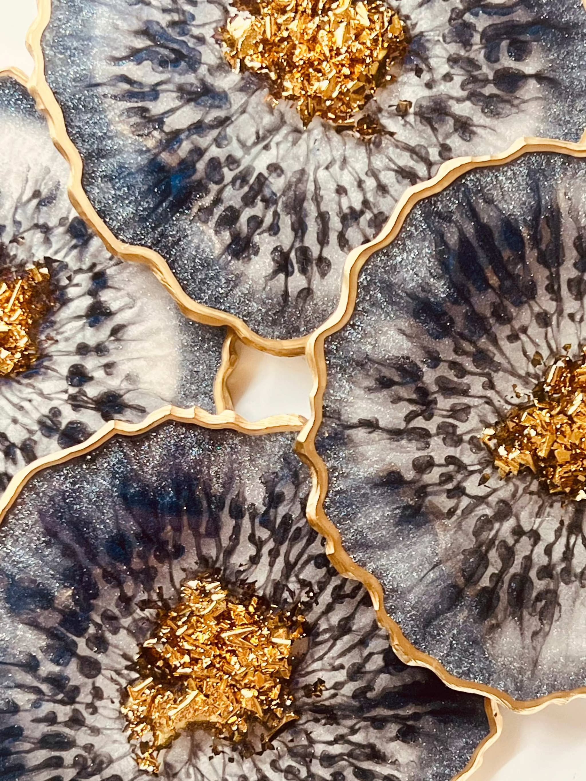 4 Untersetzer aus Resin in Dunkelblau mit goldenen Details, handgemacht und einzigartig, Durchmesser ca. 12 cm