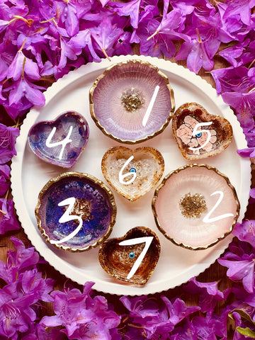 Jewelry bowls made of resin in different colors with silver