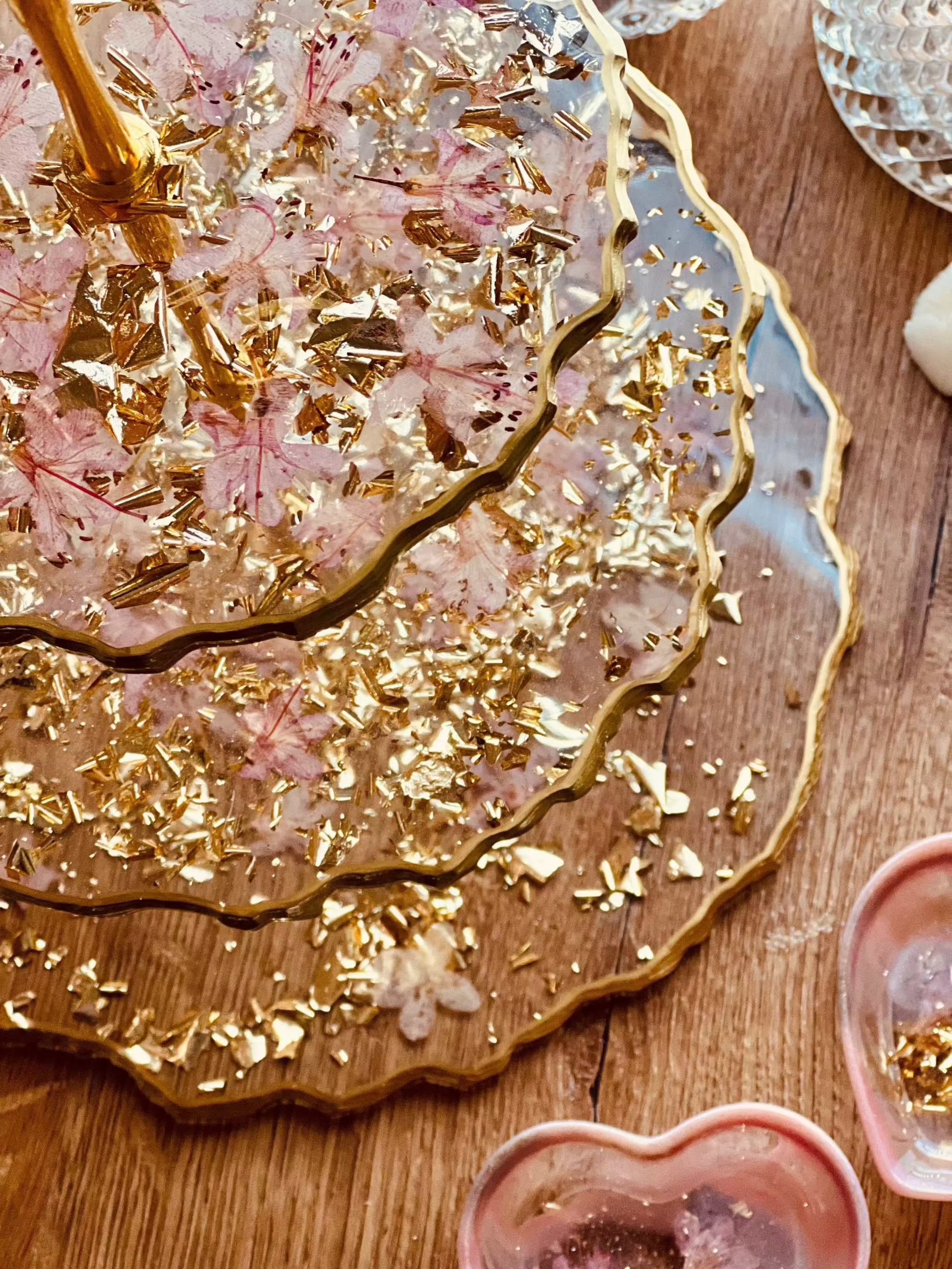 Kreative Dekoration mit echten Blumen – nutze diese handgepressten Sakura Blüten für Bastelprojekte, Tischdekorationen oder kunstvolle Collagen und Resin Etageren.