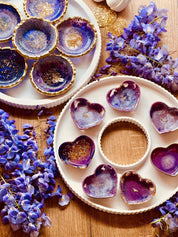 Handgemachte lila Schmuckschalen aus Resin mit goldenen Details in Herz- und Rundform als Deko und Geschenkidee