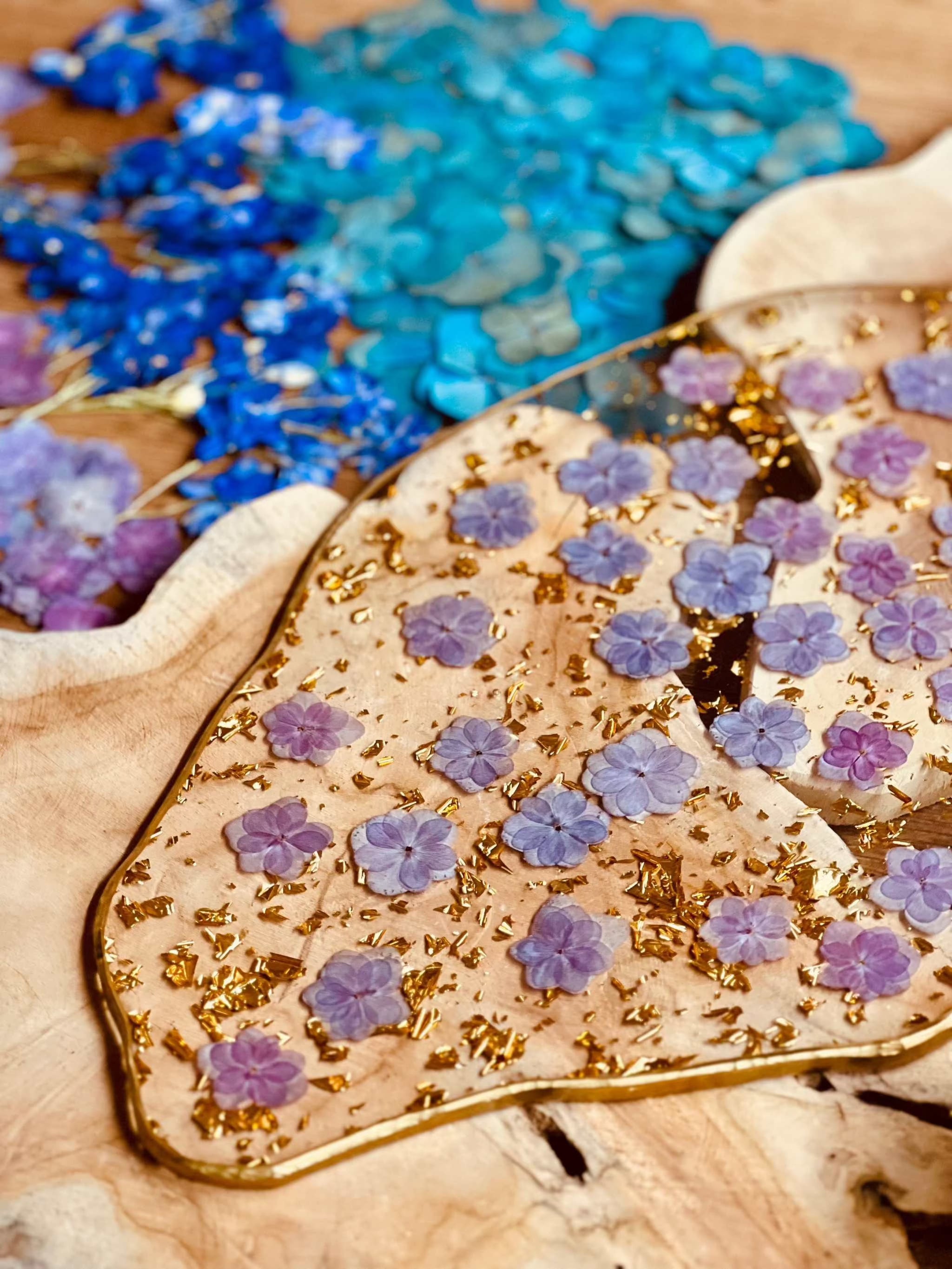 Handgemachtes Tablett aus Resin mit lilanen Hortensien und goldenen Details, einzigartiges Unikat, ca. 40x22cm, dekoratives Geschenk