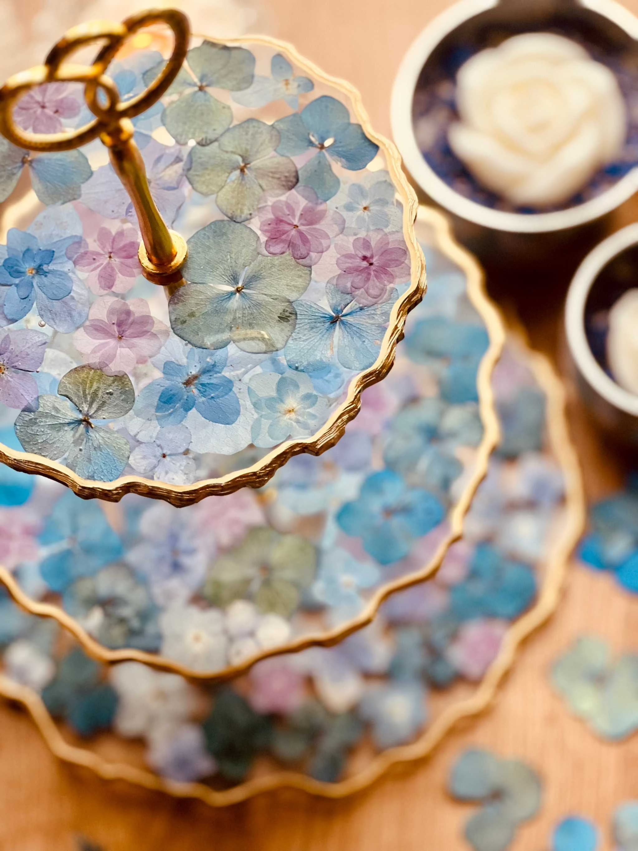 Gepresste Blumen für DIY Etageren und Kerzenkunst – die zarten Hortensienblüten in Blau-Grün sind eine wunderschöne Ergänzung für handgefertigte Kerzen und Wachskreationen.