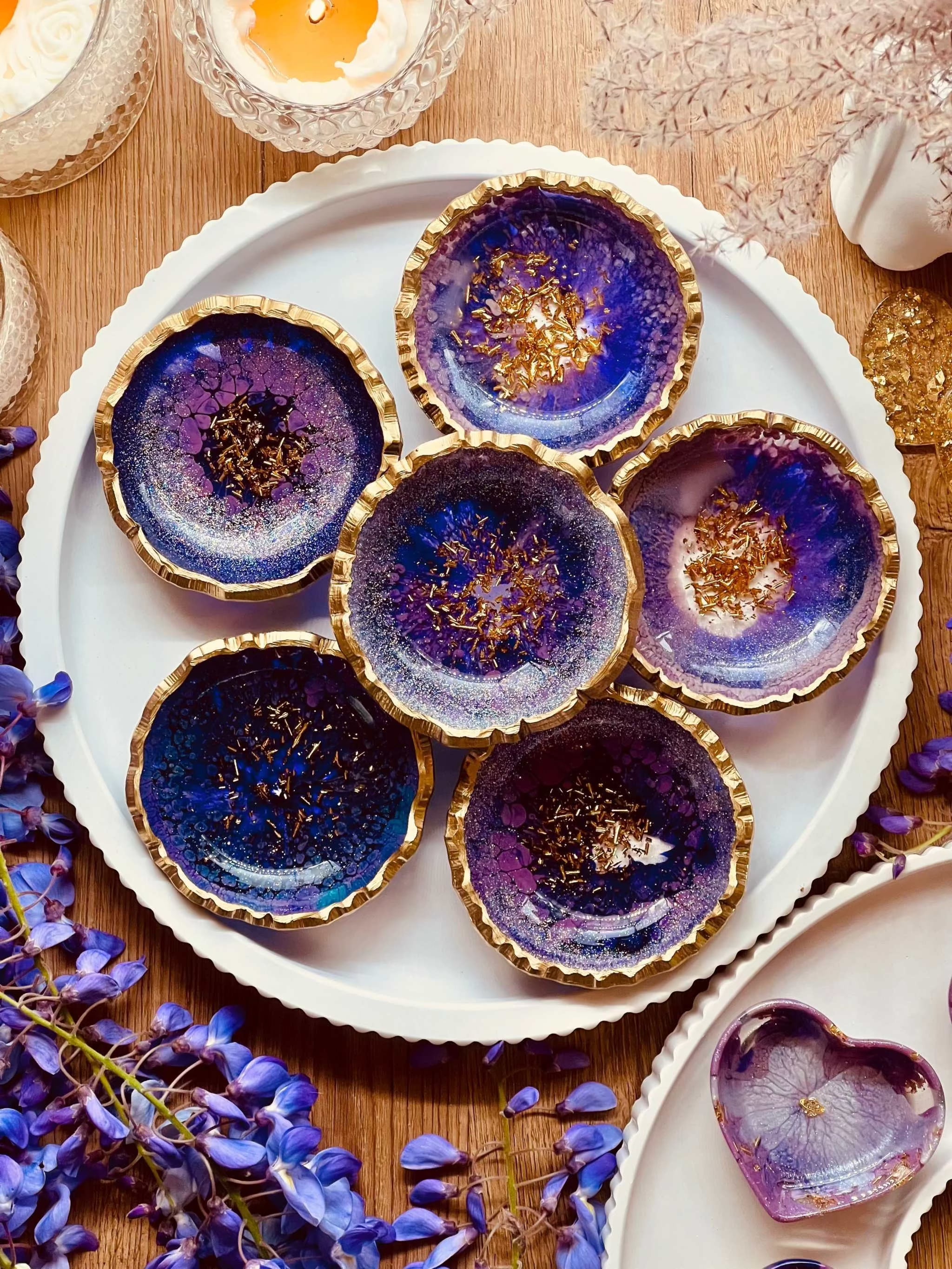lila Schmuckschalen aus Resin mit goldenen Details handgemacht auf weißem Teller dekorativ arrangiert