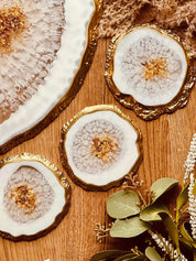 Weißes Resin Tablett und 4 Untersetzer im Achat Design mit goldenen Details, handgemacht, dekorativ und einzigartig