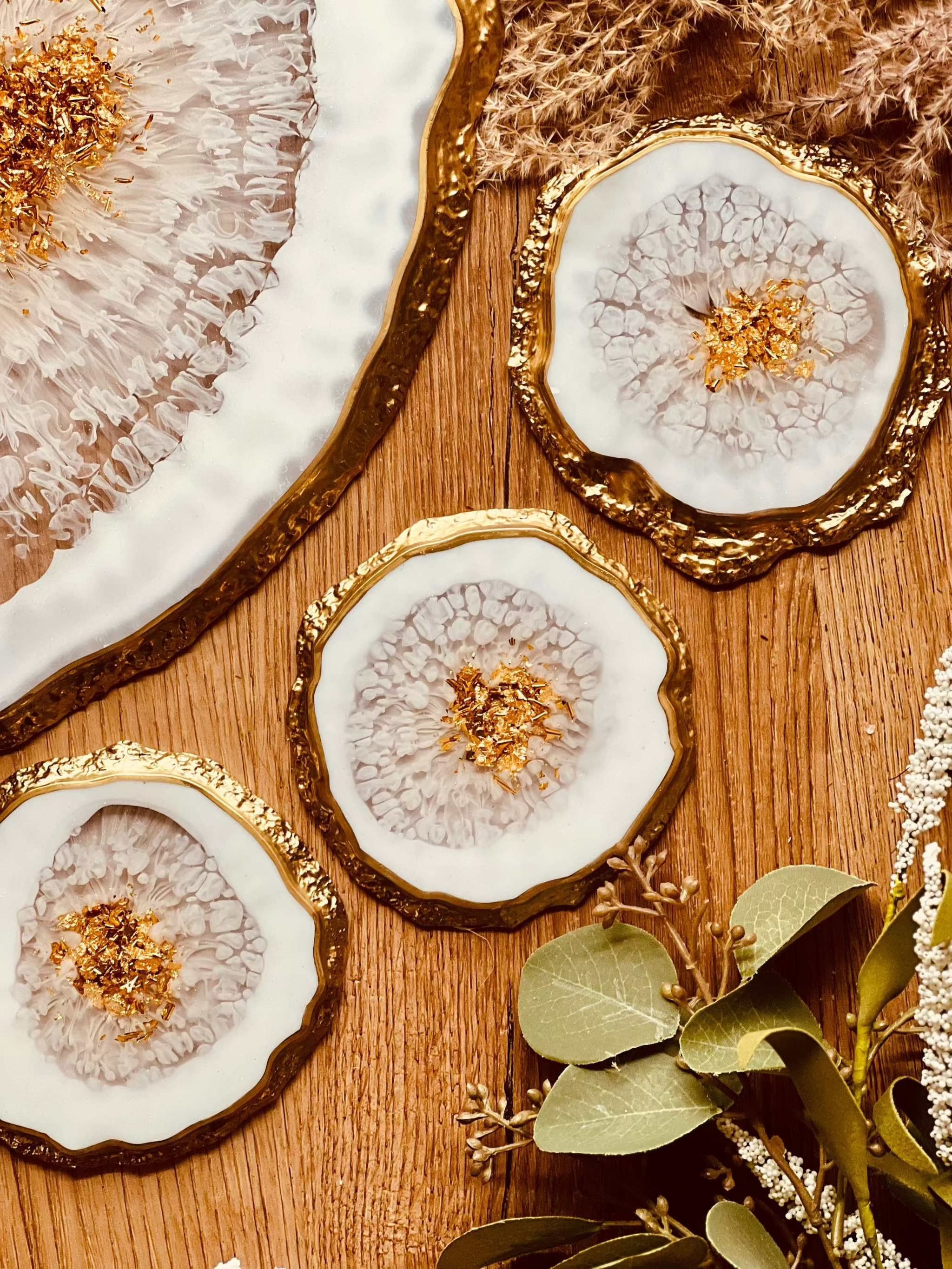 Weißes Resin Tablett und 4 Untersetzer im Achat Design mit goldenen Details, handgemacht, dekorativ und einzigartig
