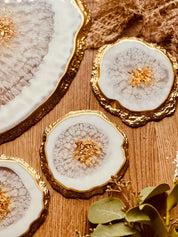 weißes Resin Tablett und 4 Untersetzer mit goldenen Achat-Design Akzenten handgemacht
