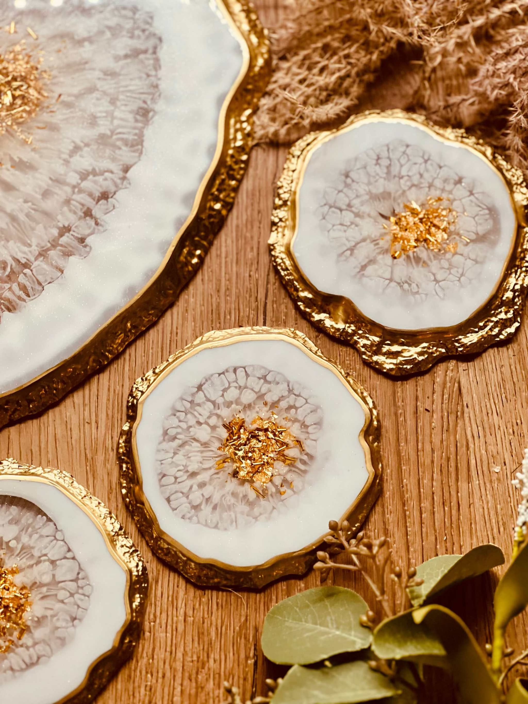 weißes Resin Tablett und 4 Untersetzer mit goldenen Achat-Design Akzenten handgemacht