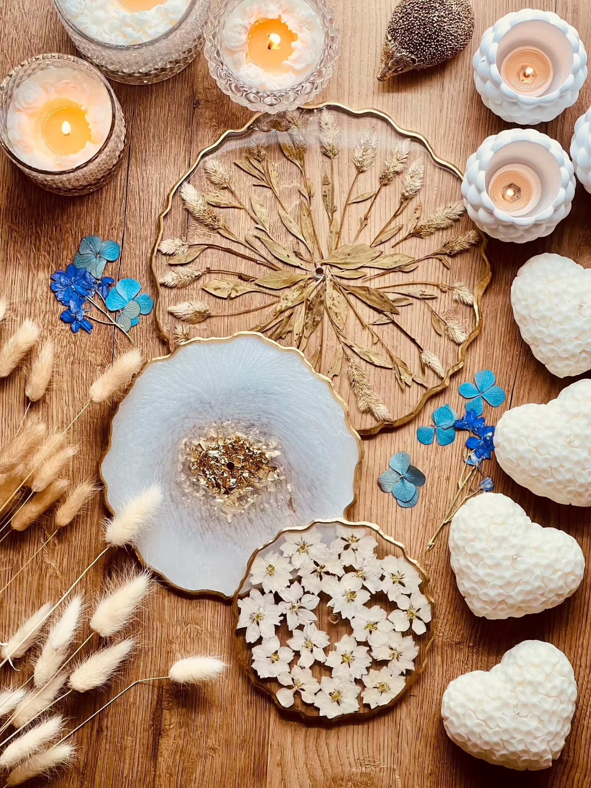 Hier wurden die Blumen für eine Resin Etagere verwendet. Naturgetreue, selbstgetrocknete Blumen und Blüten, ideal für Resin Art und Bastelprojekte. Diese sorgfältig getrockneten Blüten in authentischen Farben sind geeignet für kreative Kunstwerke.