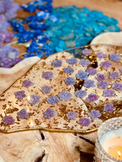 Handgemachtes Tablett aus Resin mit lilanen Hortensien und goldenen Details, einzigartiges Deko-Objekt, ca. 40x22 cm