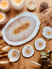 weißes Resin Tablett und 4 Untersetzer mit goldenen Details im Achat Design auf Holztisch