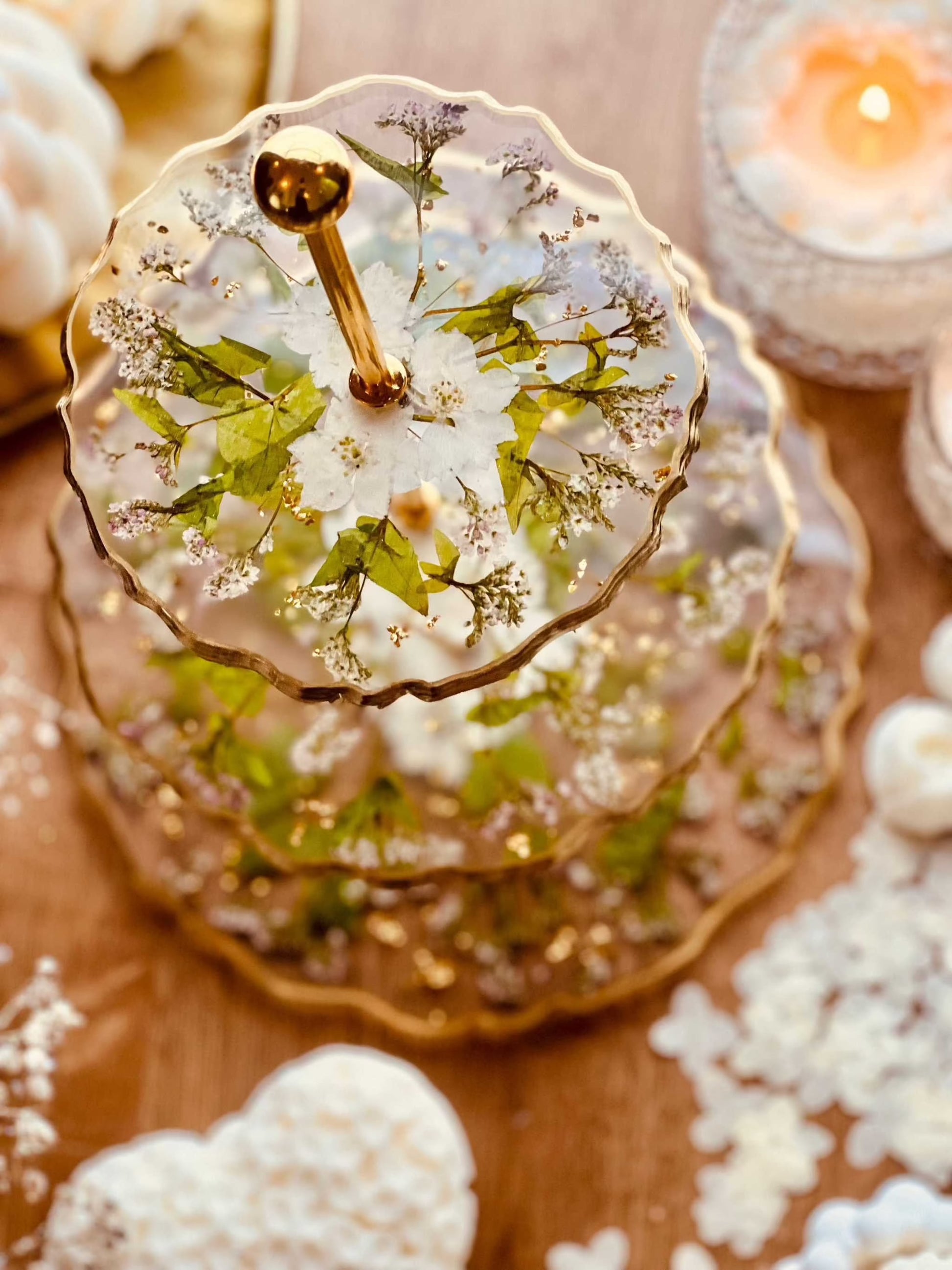 Hier wurden die Blumen für eine Resin Etagere verwendet. Naturgetreue, selbstgetrocknete Blumen und Blüten, ideal für Resin Art und Bastelprojekte. Diese sorgfältig getrockneten Blüten in authentischen Farben sind geeignet für kreative Kunstwerke.
