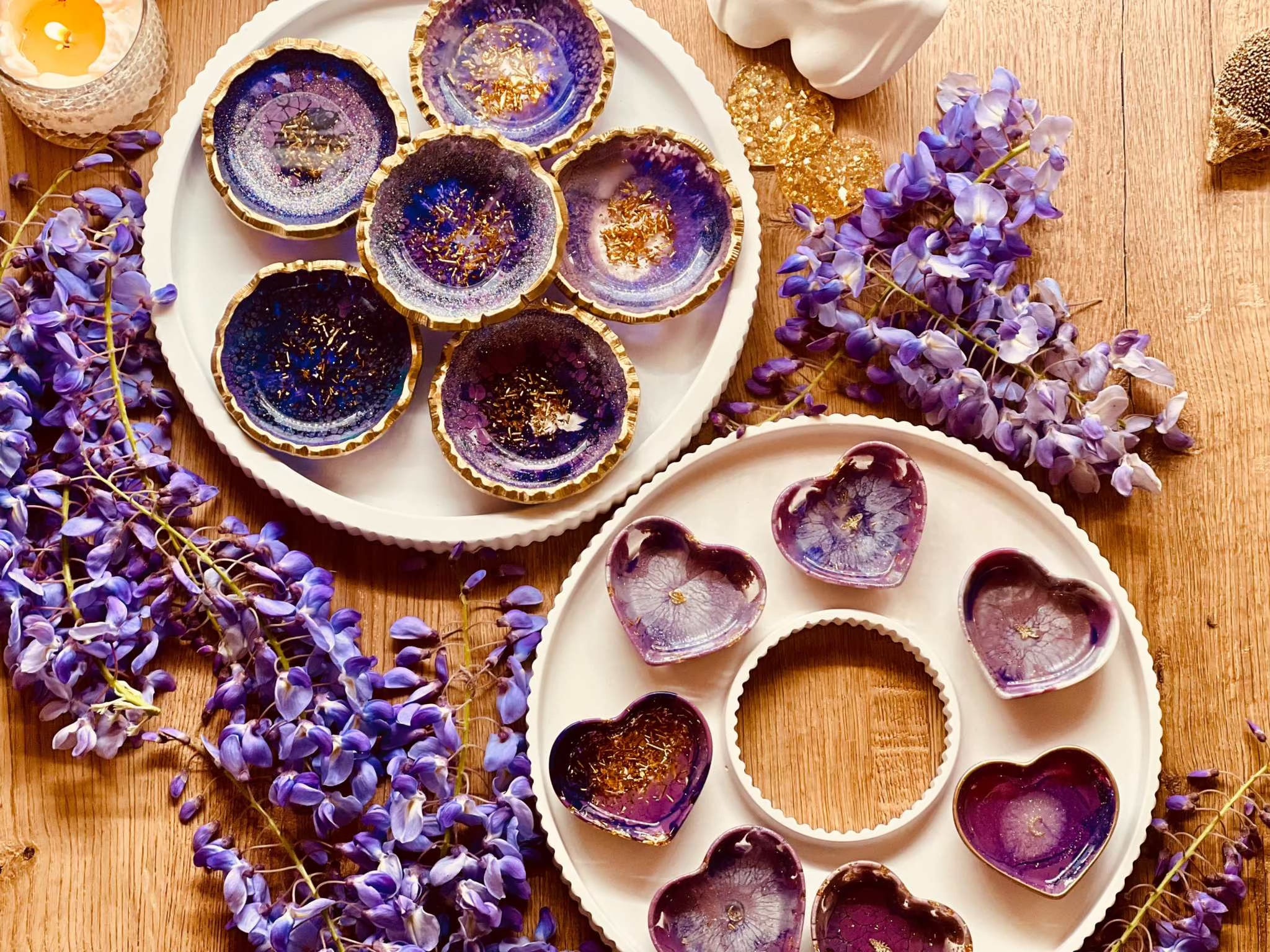 Jewelry bowls made of resin in different colors with silver