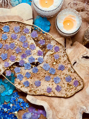 handgemachtes Tablett aus Resin mit lilanen Hortensien und goldenen Details auf Holzuntergrund
