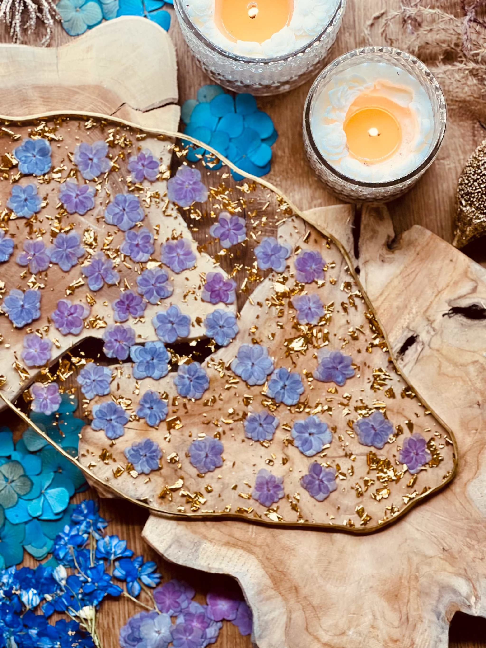 handgemachtes Tablett aus Resin mit lilanen Hortensien und goldenen Details auf Holzuntergrund