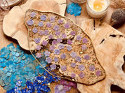 Handgemachtes Resin Tablett mit lilanen Hortensien und goldenen Details auf Holzuntergrund