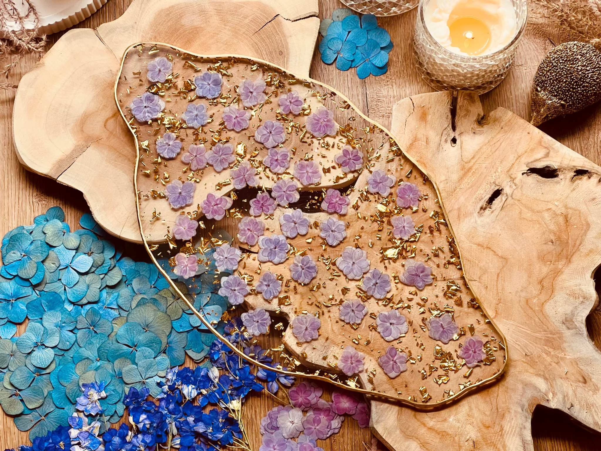 Tablett aus Resin mit lilanen Hortensien und Goldenen Details