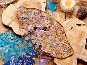 Tablett aus Resin mit lilanen Hortensien und Goldenen Details