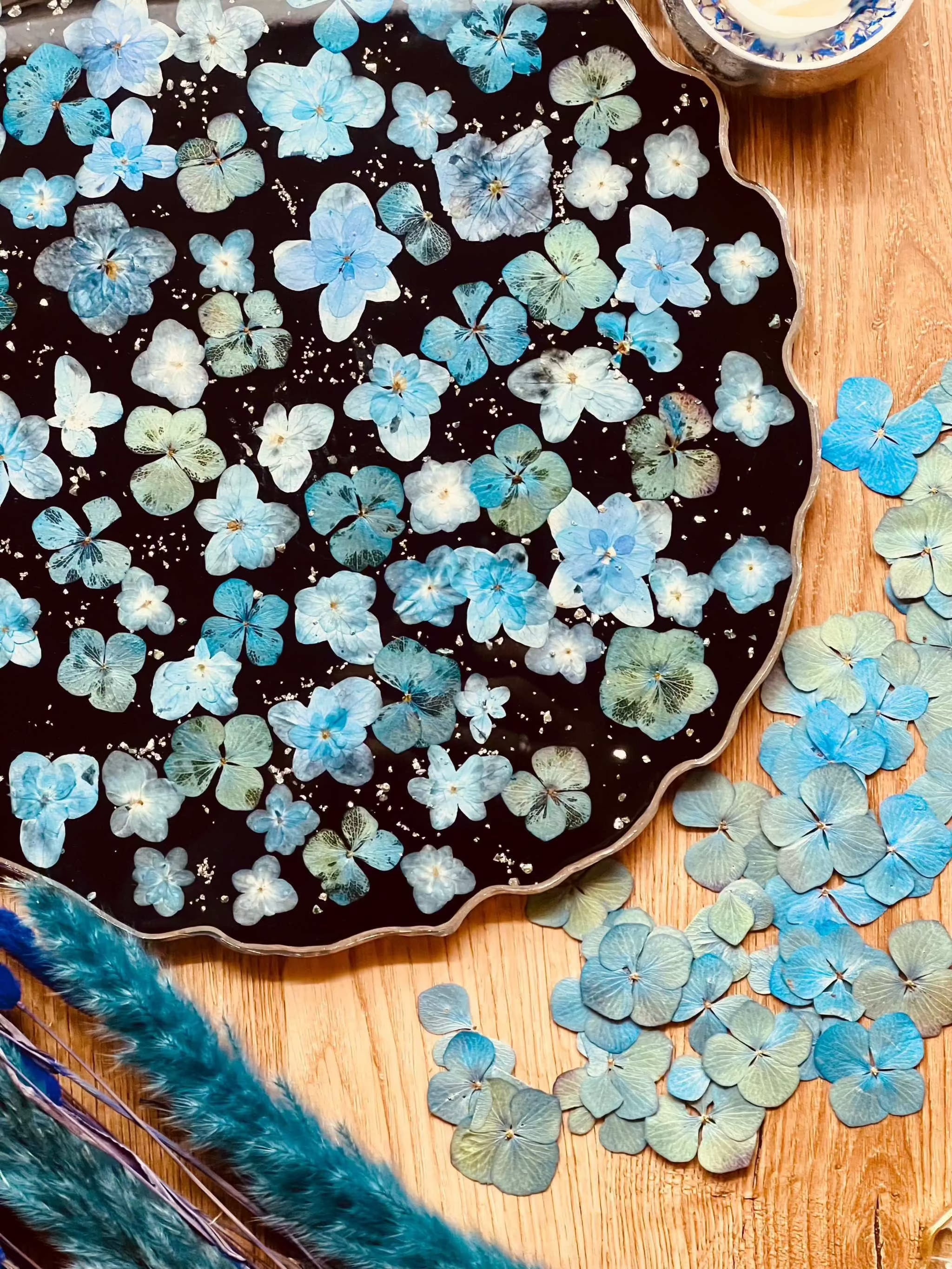 Perfekt für Resin Art – diese getrockneten Blumen lassen sich ideal in Epoxidharz einarbeiten und verleihen Schmuck oder Tabletts eine besondere Note.
