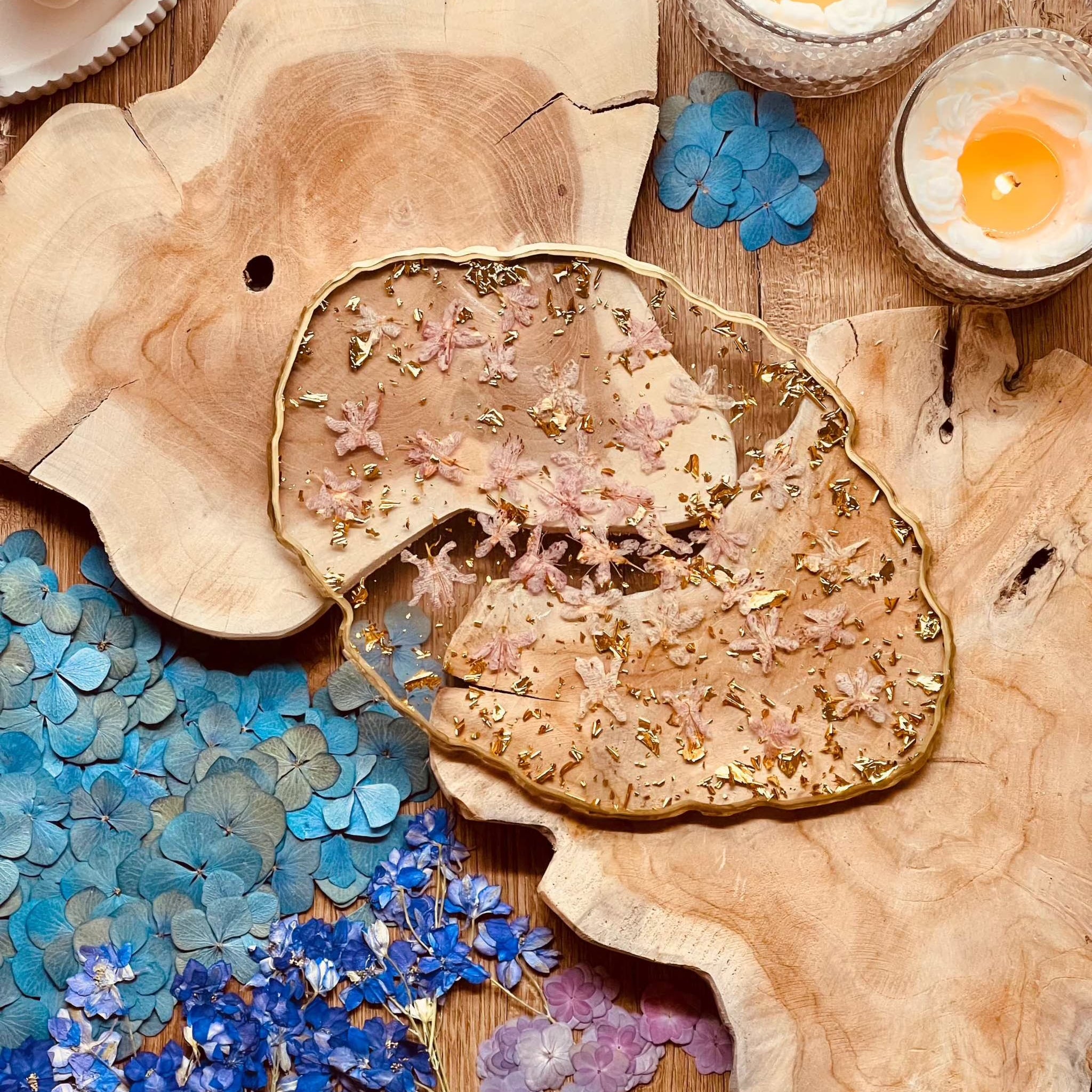 Tablett aus Resin mit rosa Rhododendron Blüten und goldenen Details