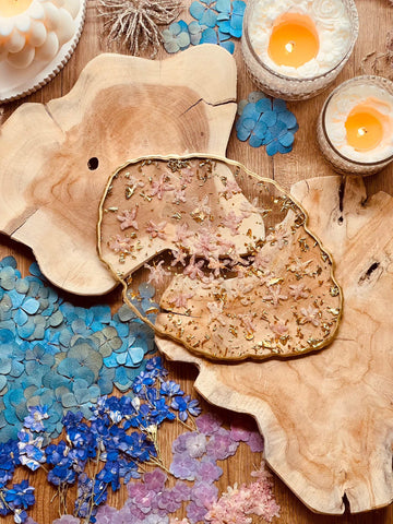 Tablett aus Resin mit rosa Rhododendron Blüten und goldenen Details