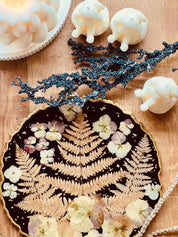 Schwarzes handgemachtes Resin Tablett mit goldenen Details und getrockneten Blumen, ca. 25 cm groß