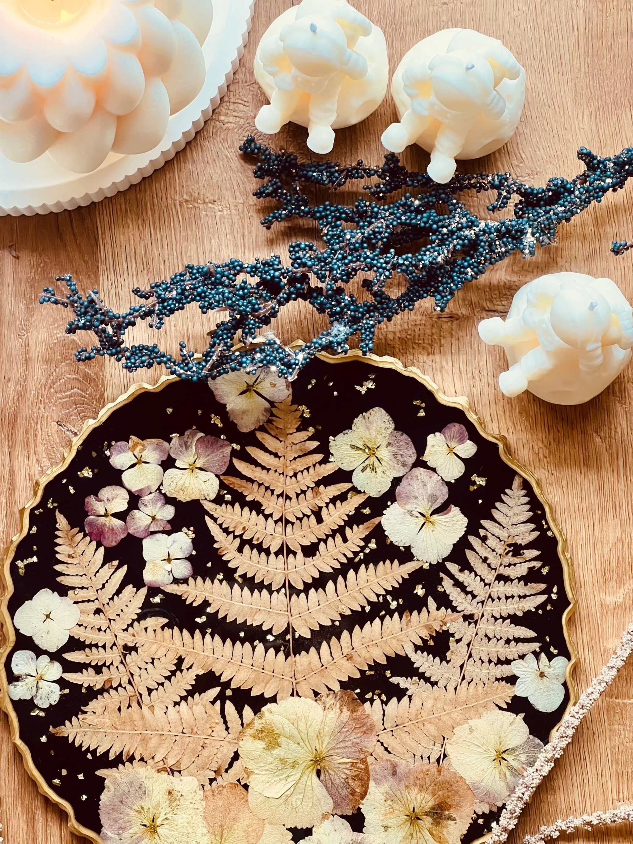 Schwarzes handgemachtes Resin Tablett mit goldenen Details und getrockneten Blumen, ca. 25 cm groß