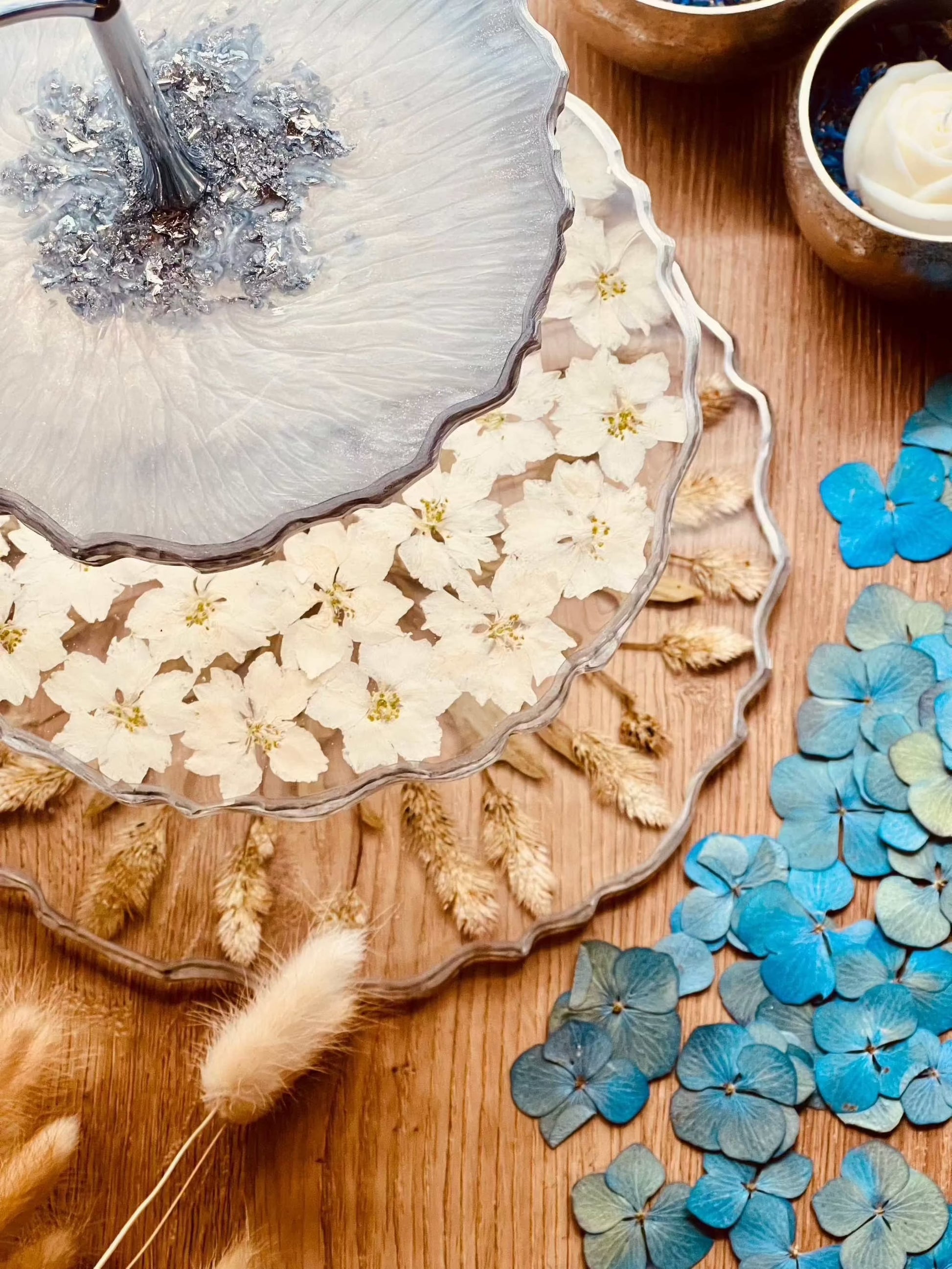 Die Blumen lassen sich wundervoll in Tabletts verarbeiten. Hier wurden verschiedene Sorten der Blumen verwendet. Einzigartige, sorgfältig getrocknete Blumen und Blüten in authentischen Farben, geeignet für kreative Kunstwerke oder als dezente Deko.
