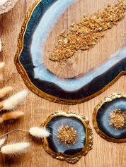 Handgemachtes schwarzes Resin Tablett und 2 Untersetzer mit Goldverzierung im Achat Design auf Holzuntergrund