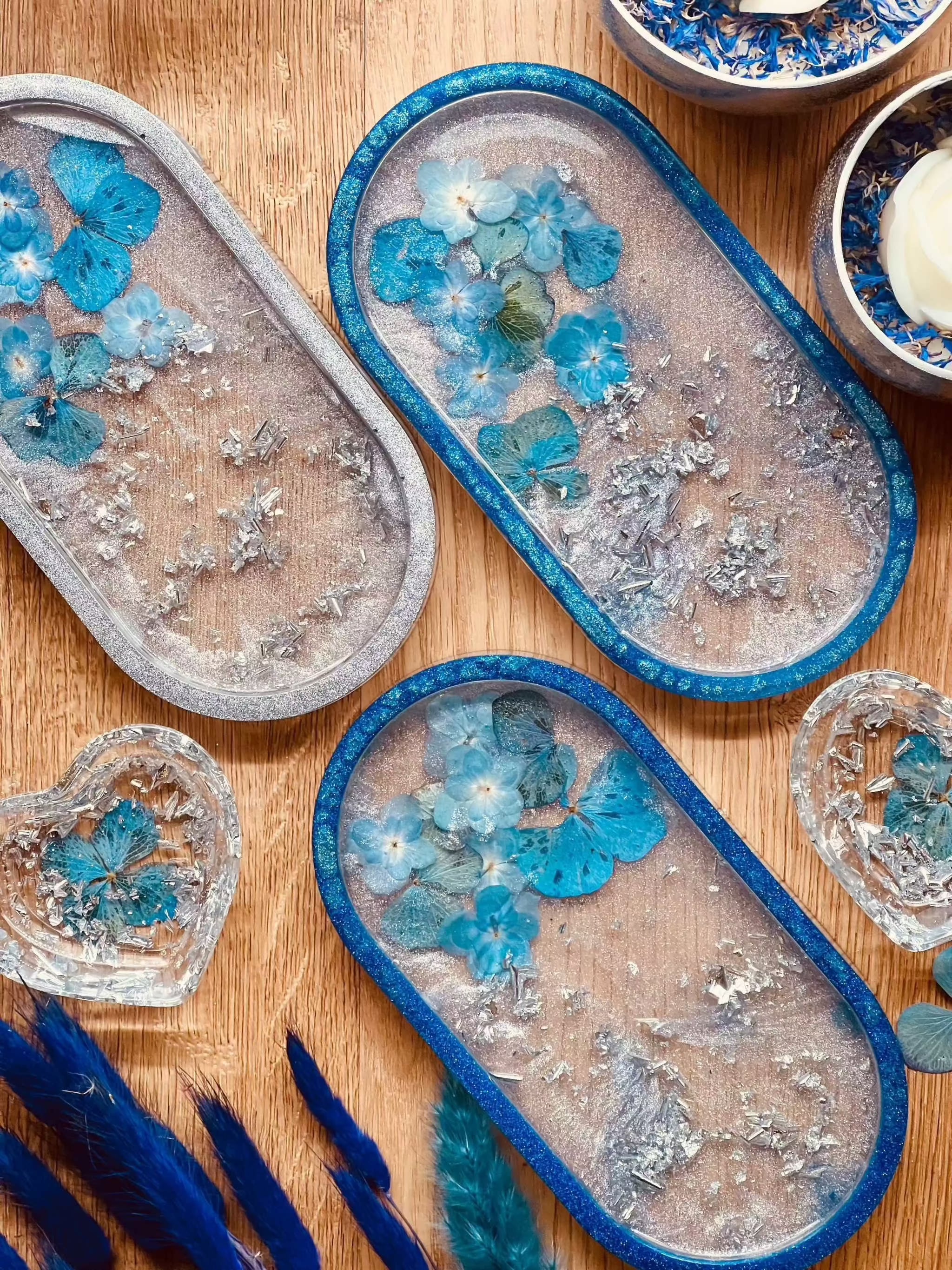 Gepresste Blumen für Epoxidharz und Kerzenkunst – die zarten Lotus Hortensienblüten in Mittelblau sind eine wunderschöne Ergänzung für handgefertigte Kerzen und Wachskreationen.