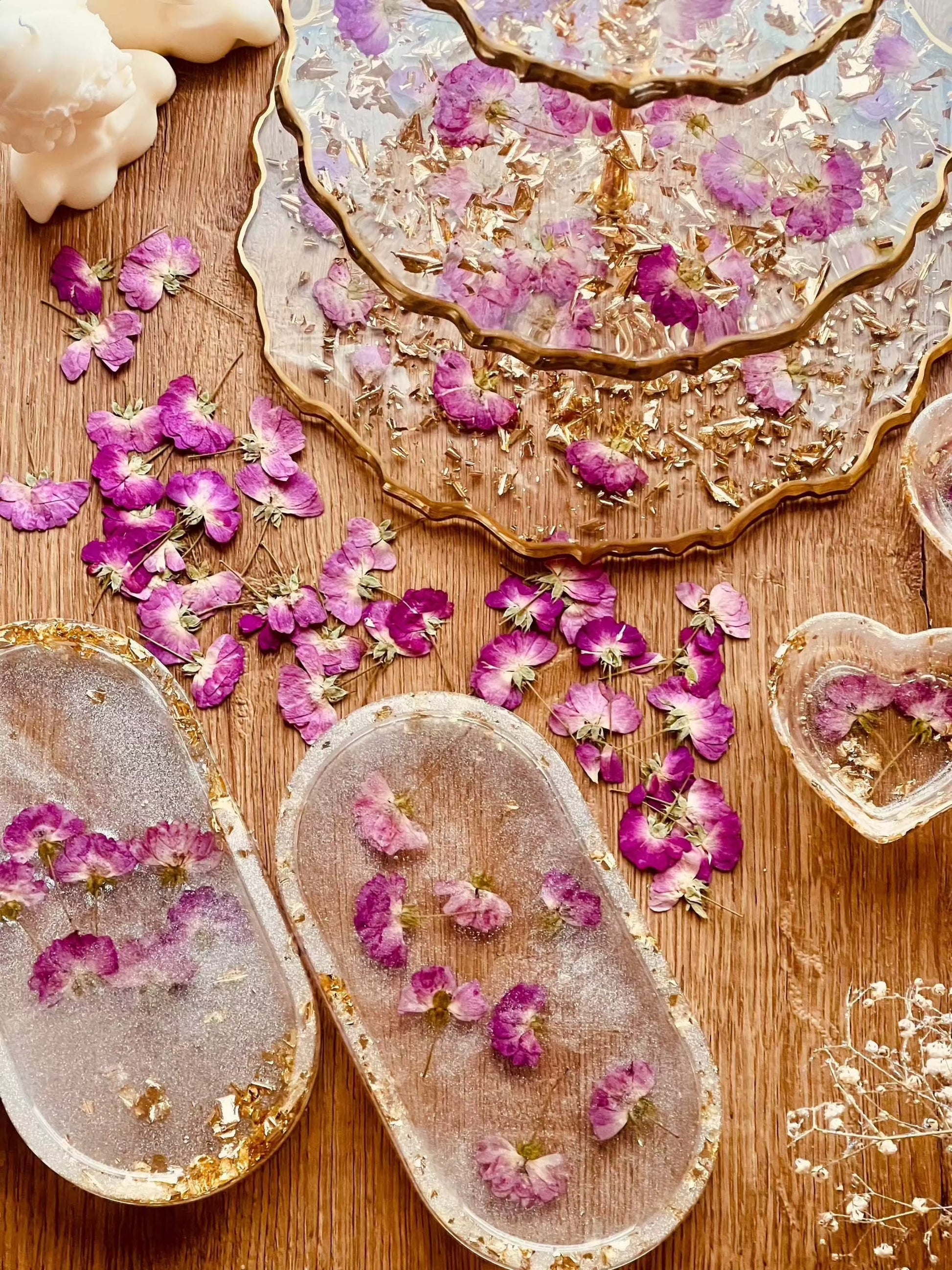 Kreative Dekoration mit echten Blumen – nutze diese handgepressten Rosen für Bastelprojekte, Tischdekorationen oder kunstvolle Collagen.