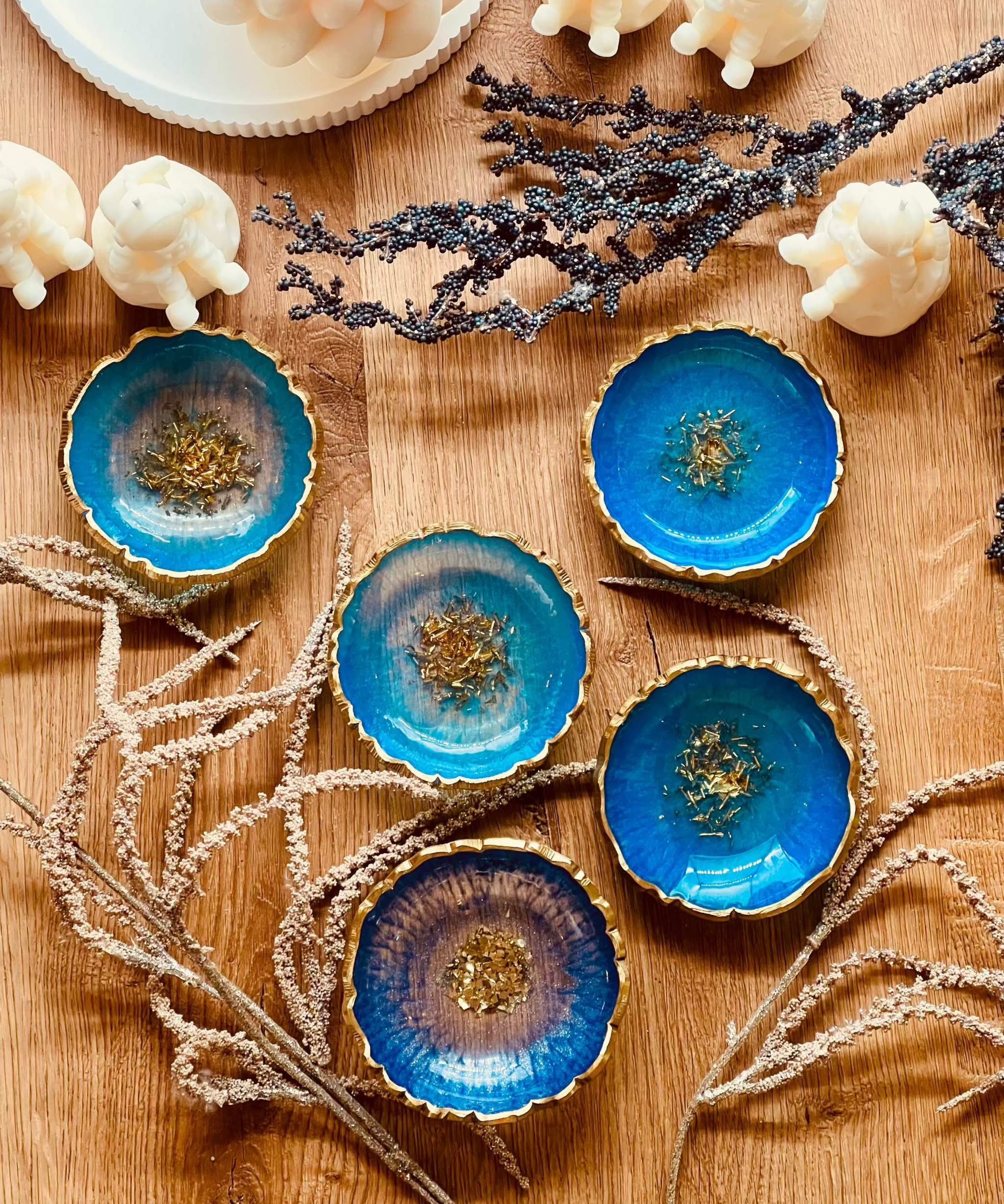 Handgemachte Schmuckschalen aus Resin in Blau und Türkis mit goldenen Details, dekorative Unikate, Durchmesser ca. 10cm