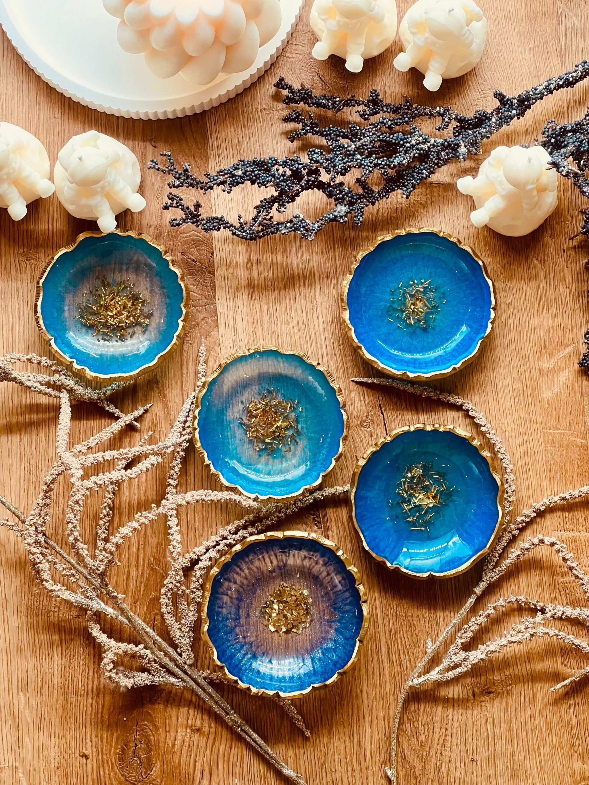 Handgemachte Schmuckschalen aus Resin in Blau und Türkis mit goldenen Details, dekorative Unikate, Durchmesser ca. 10cm